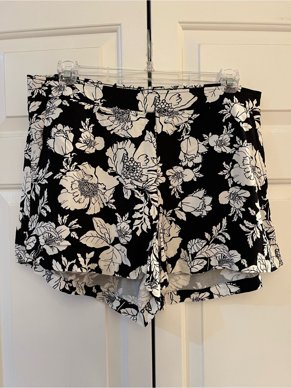 Old Navy Black and White Floral Shorts Size XL